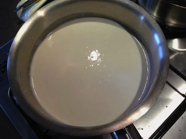 Доводим массу до кипения. Молоко в кастрюле. Заварной крем в кастрюле. Молоко и сахар довести до кипения. Молоко в сотейнике.