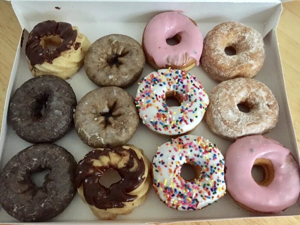 пончики с начинкой. булочки с посыпкой кондитерской. донат американский пончик. где делают пончики. пончики в глазури набор.