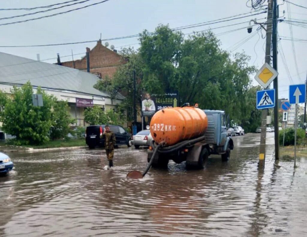 Коммунальщики. Астрахань после дождя. Коммунальная авария в Астрахани. Последствия откачка воды.