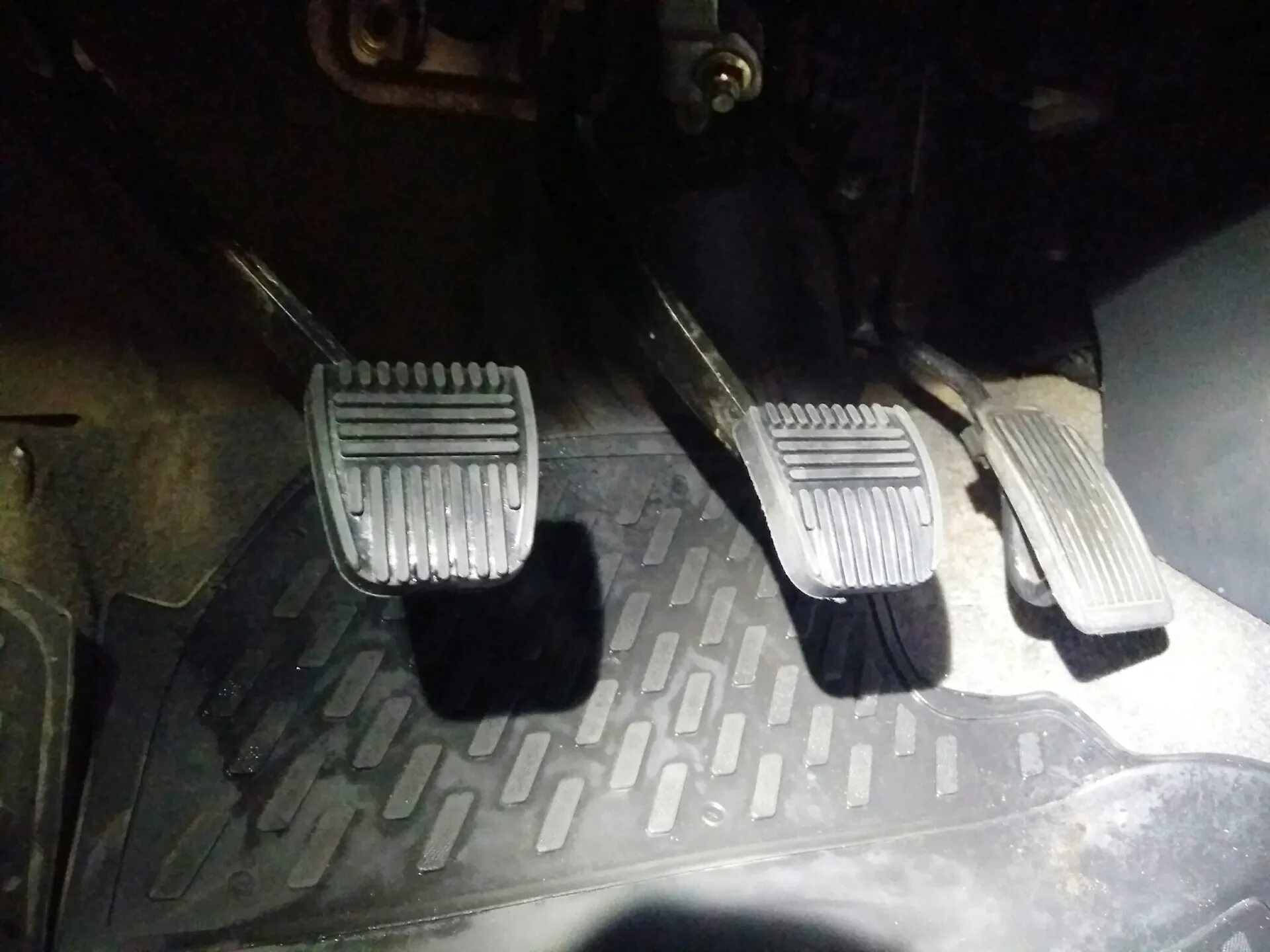 Датчик педали ниссан альмера классик. Накладки на педали ниссан альмера н16. накладки педалей nissan almera g15. nissan almera n16 накладки на педали. almera n 16 упор педали газа.