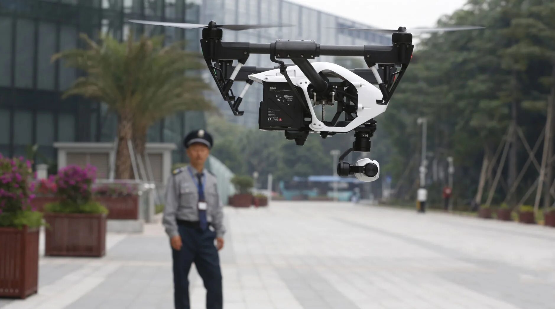 Робот-паук. Беспилотник uav lab. Полицейский квадрокоптер. Робот дронов. Робот фестиваль роботов.