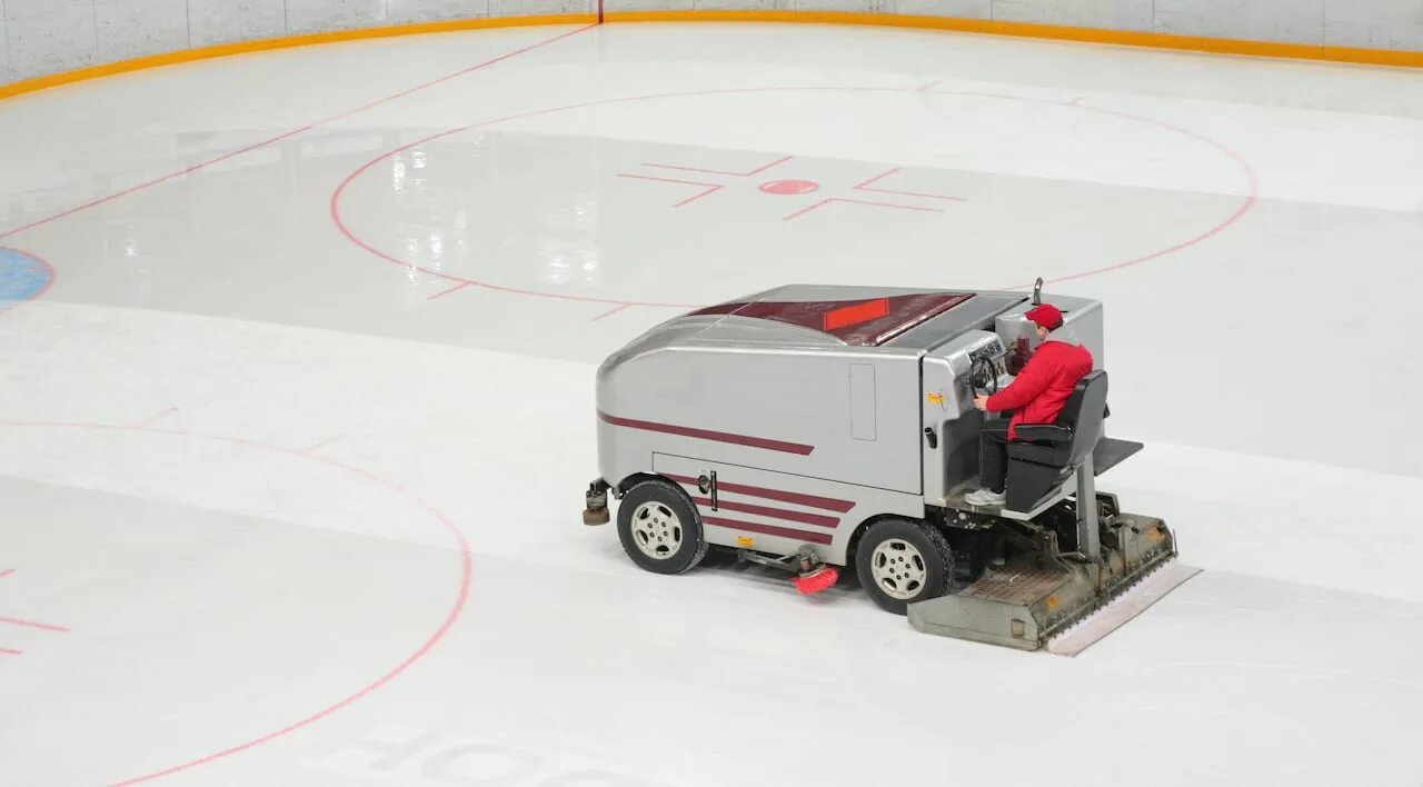 Ледовый комбайн zamboni. Замбони машина для заливки льда. Машина для льда на катке. Машина для льда на катке. Машина для заливки льда.