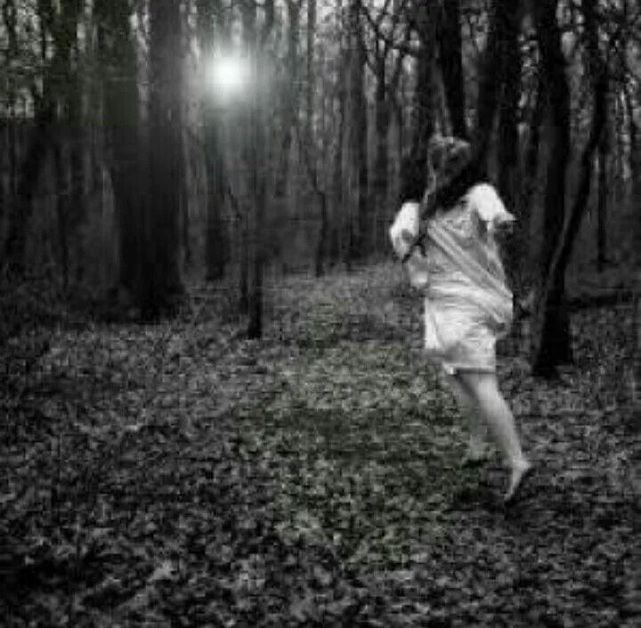 Бежать ужасный. Девушка бежит в лесу. Девушка убегает. Девушка убегает в лес. Девушка бежит в лесу ночью.