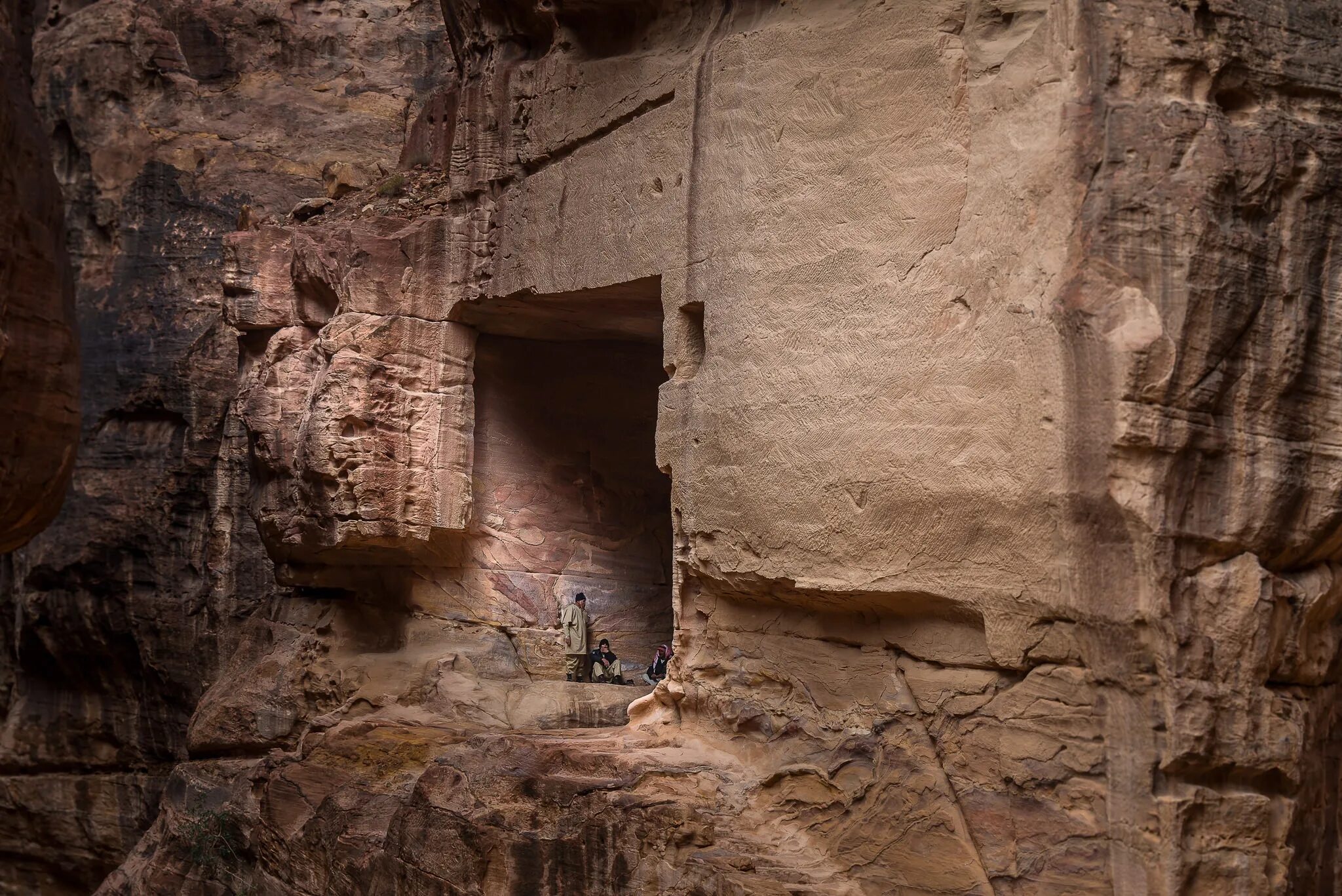 Ancient cave. Петра Гробница Иордания. Вади-Мураббаат. Петра Иордания пещеры. Каменоломни Петра.