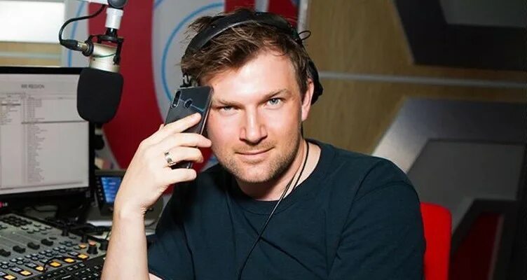 Антон Комолов заявил, что вести шоу "Звезды сошлись" ему не позволяет воспитание