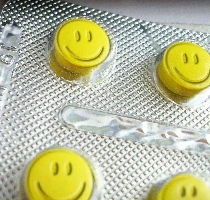 Включи антидепрессант. Таблетки. Таблетки смайлики. Жёлтые таблетки с улыбкой. Веселые таблетки.