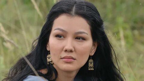 Қыздар жігіттің доптарын жұлып алады