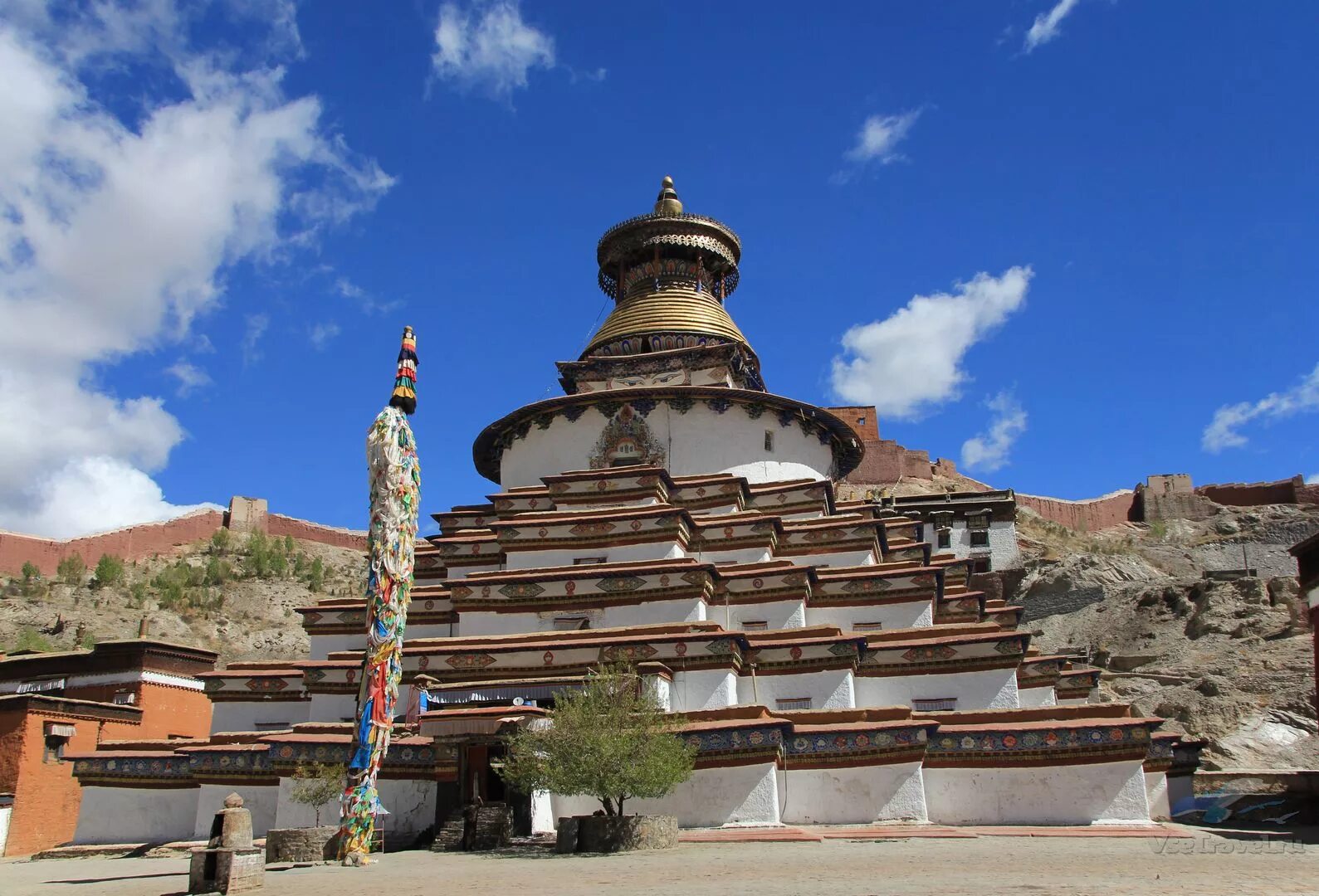 Монастырь Кумбум Тибет. Ступа Кумбум Гьянце Тибет. Буддийский храм ступа. Буддийские Священные сооружения ступа. Старейшая ступа в индии