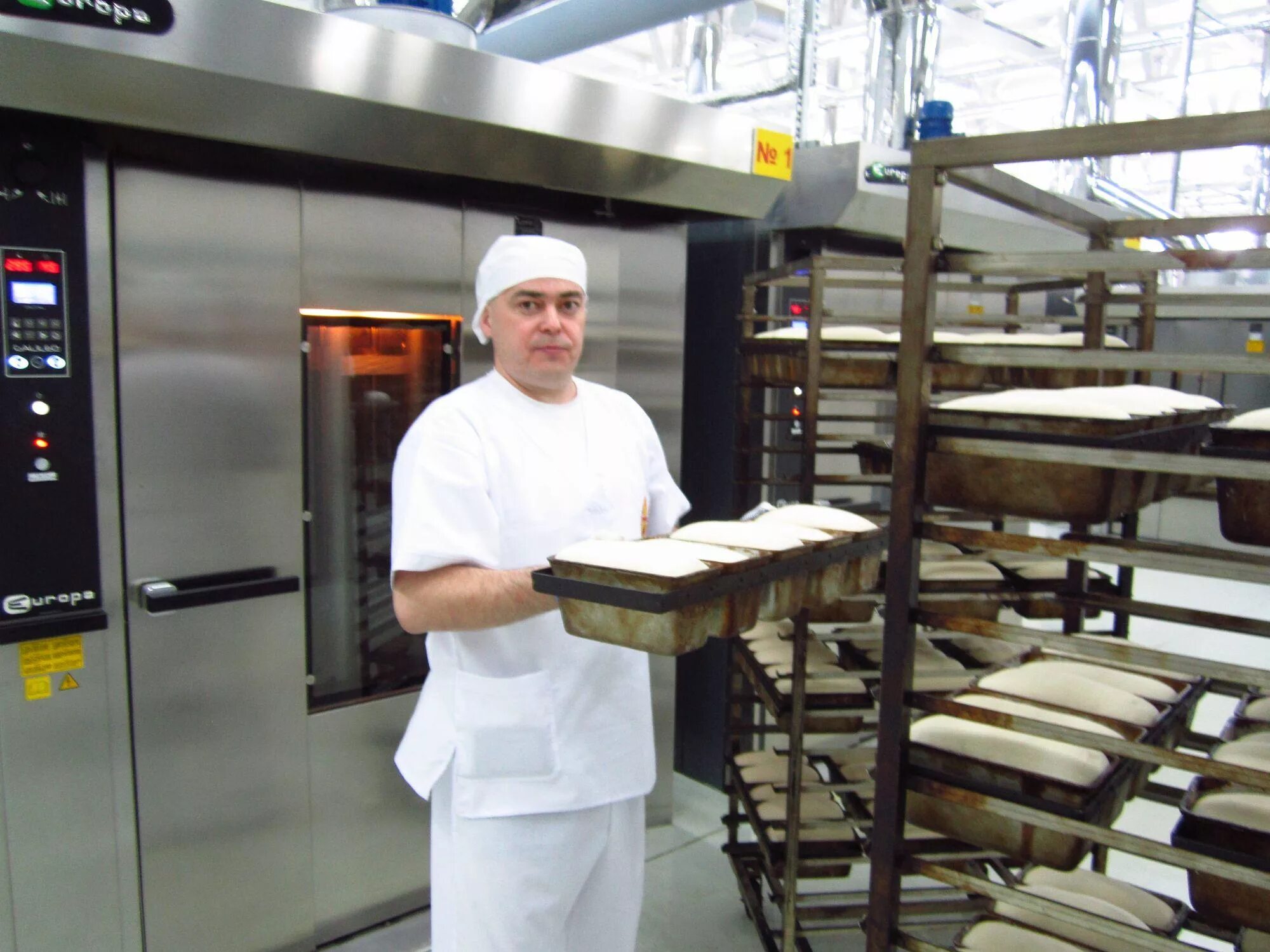 Пекарь хлеба булочных изделий. Хлебопек смоленск. Хлебозавод хлебопек мурманск. Директор хлебопека смоленск. Профессия пекарь презентация.