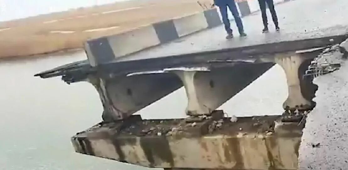 Для разрушения моста достаточно попадания
