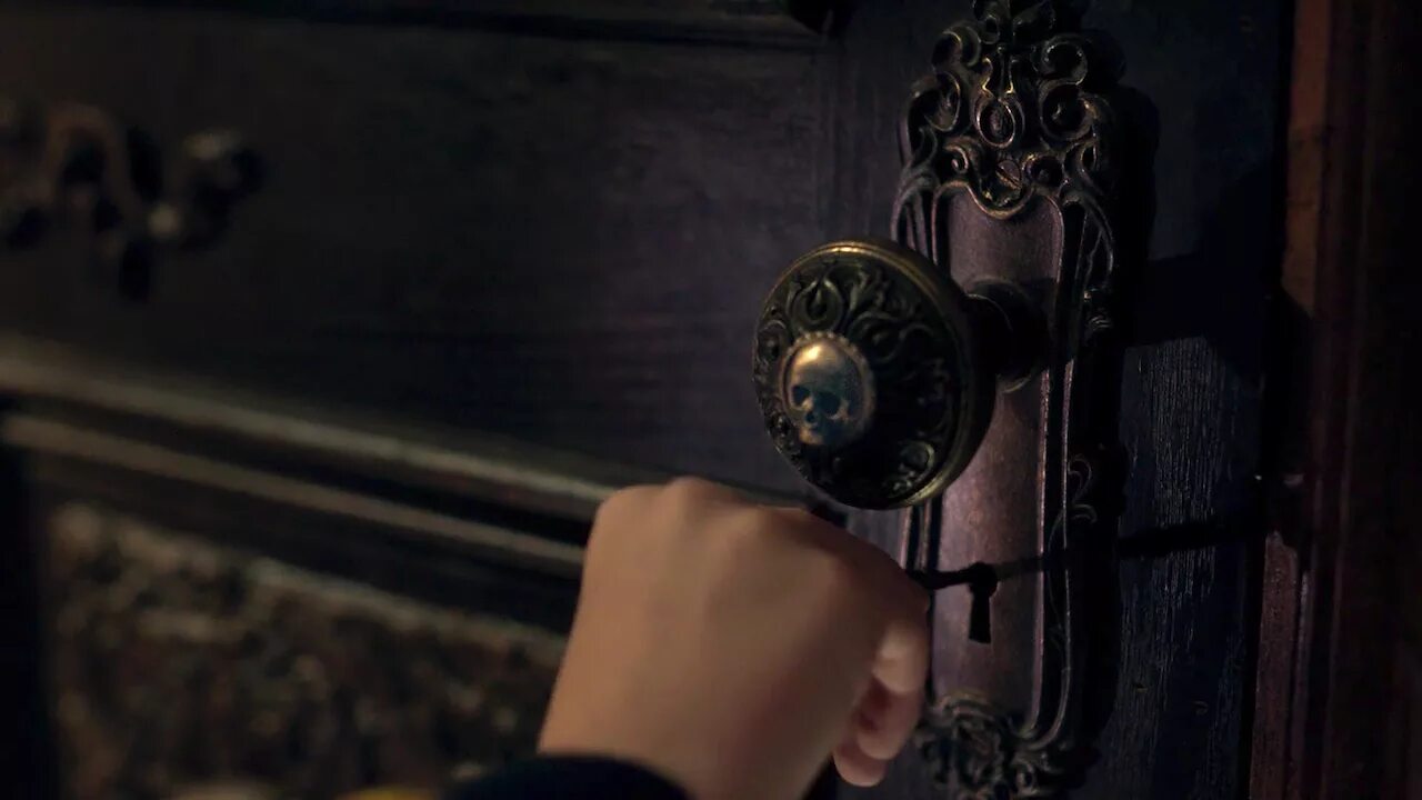 Старинная дверь с ключом. Дверь на ключ и свинцом. Ключ в двери. Дверь на ключ и свинцом. Замок дверной.