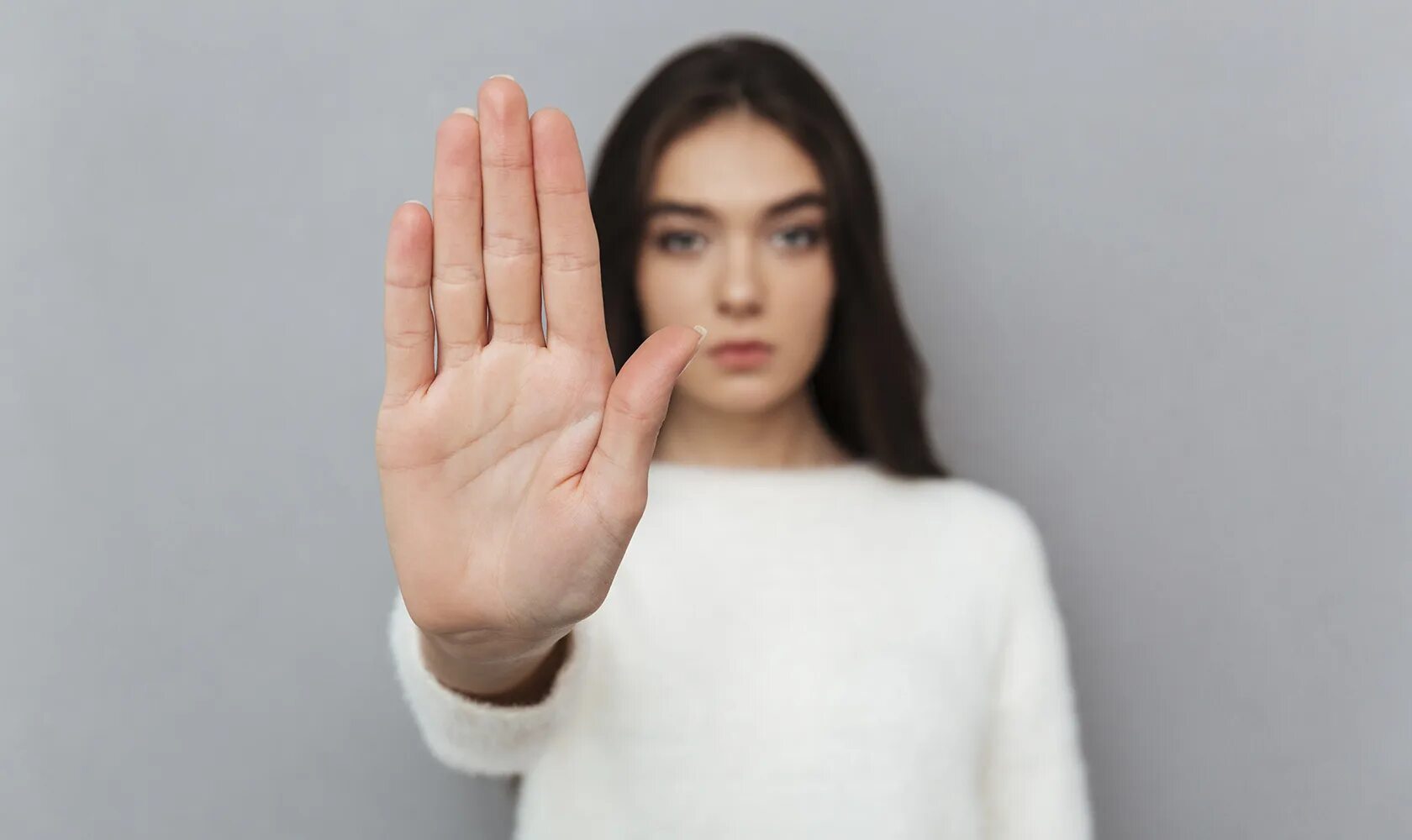 Девушка нельзя. Девушка жесты. Stop women. Девушка с табличкой стоп. Stop women.