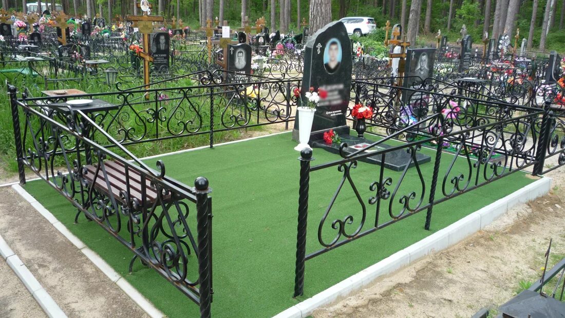 чтобы не росла трава на кладбище. чтобы не росла трава на кладбище. искусственный газон на кладбище. могилка с искусственной травой. искусственный газон.