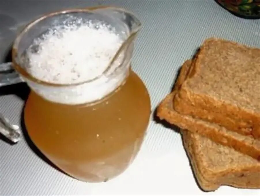 Квас домашний хлебный с дрожжами. Квас домашний хлебный без дрожжей. Квас из бородинского хлеба. Квас. Сделать квас из хлеба без дрожжей.