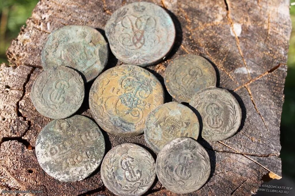 Копатели кладов. Клад куфических дирхемов. Царские монеты находки. Монетный клад. Старинные монеты клад.