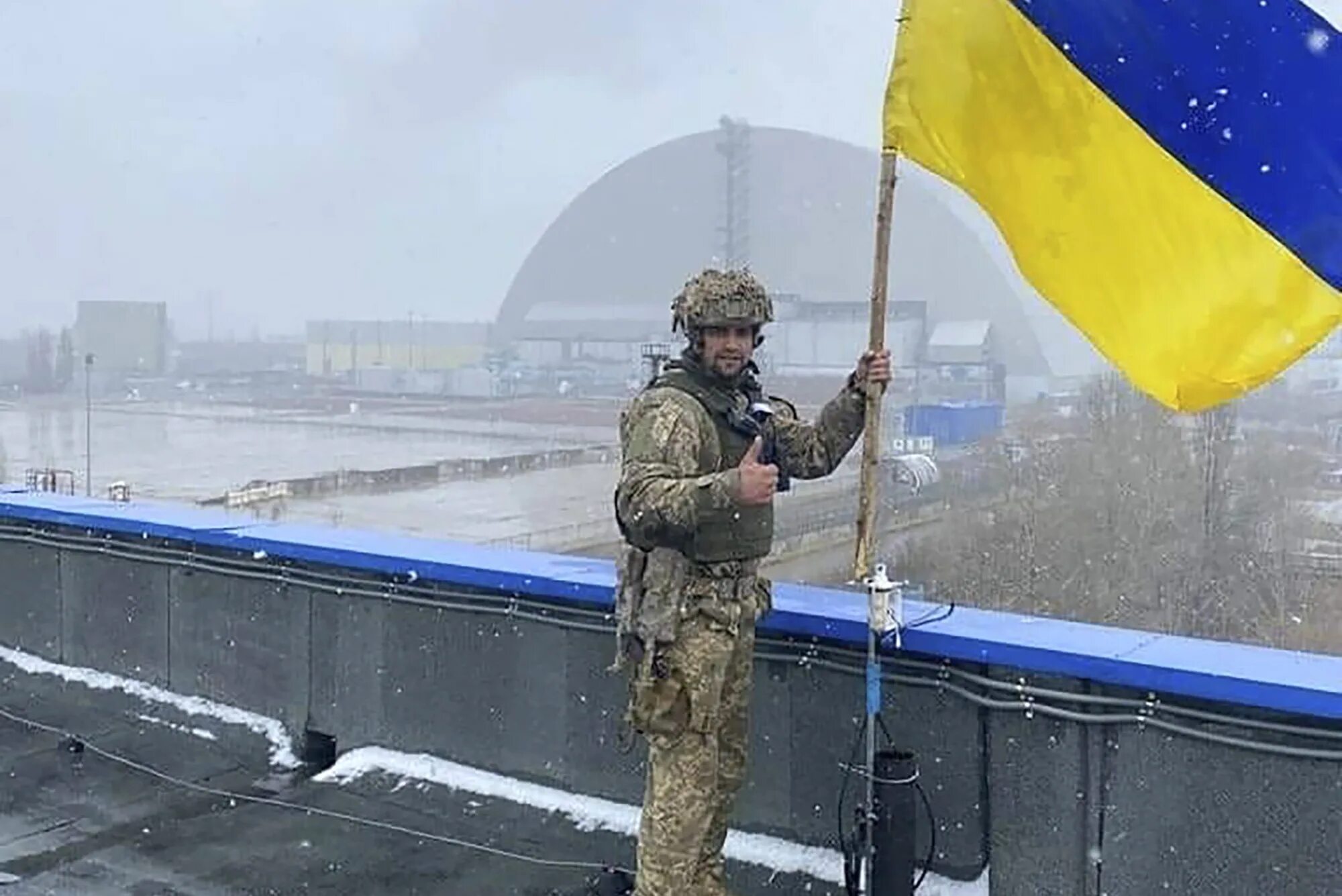 Почему украину не берут. Украинские военные с флагом. Украинский солдат с флагом. Флаг ВСУ.