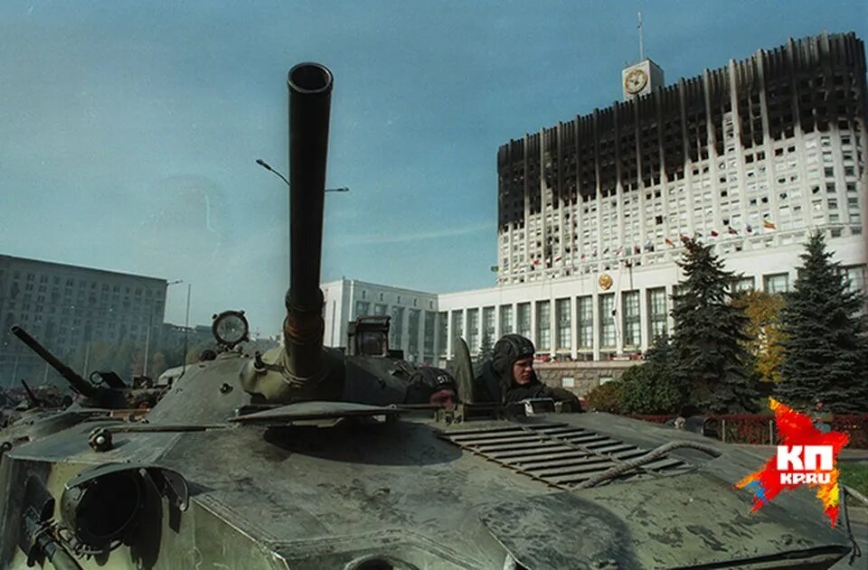 Обстрелы москвы будут. Обстрел белого дома в Москве 1993. Белый дом после обстрела 1993 года. Обстрел белого дома. Обстрел белого дома в Москве видео.