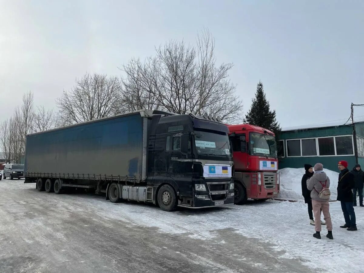 Отправлена помощь украине. Казахстан фуры. Фура автопоезд казахские. Украинский грузовик. Казахстан гуманитарная помощь Украине.