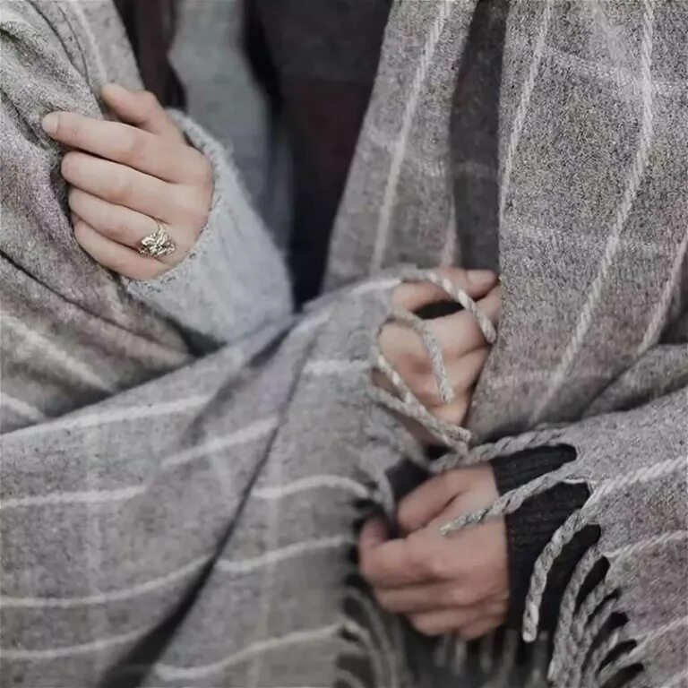 Объятия под пледом. Теплые объятия. Объятия любимого. Цвет теплые объятия. Картинки любовь и нежность.