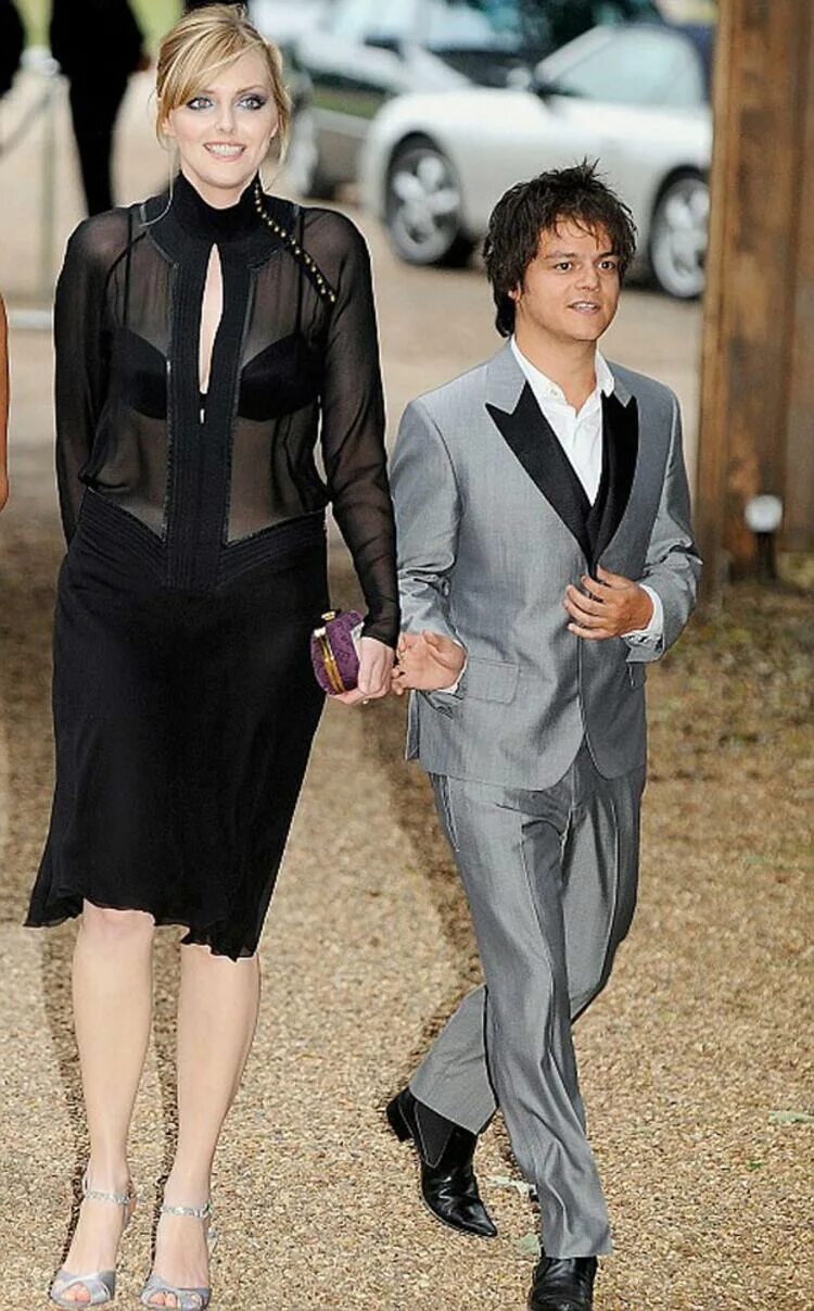 She is taller than him. Софи даль и Джейми Каллум. Джейми Каллум и Софи даль рост. Taller Джейми Каллум. Джейми Каллум рост.