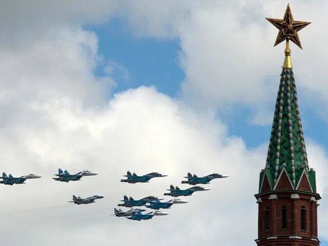 Парад победы над красной площади. Самолеты над Кремлем. Кремль самолеты. Самолеты над красной площадью. Самолеты на параде.
