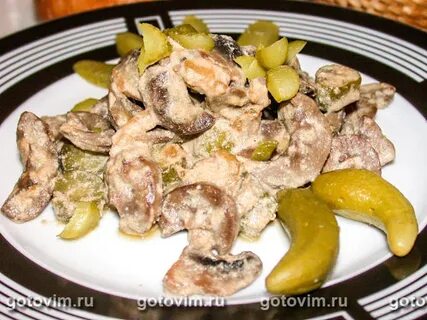 Мясо с луком солеными огурцами