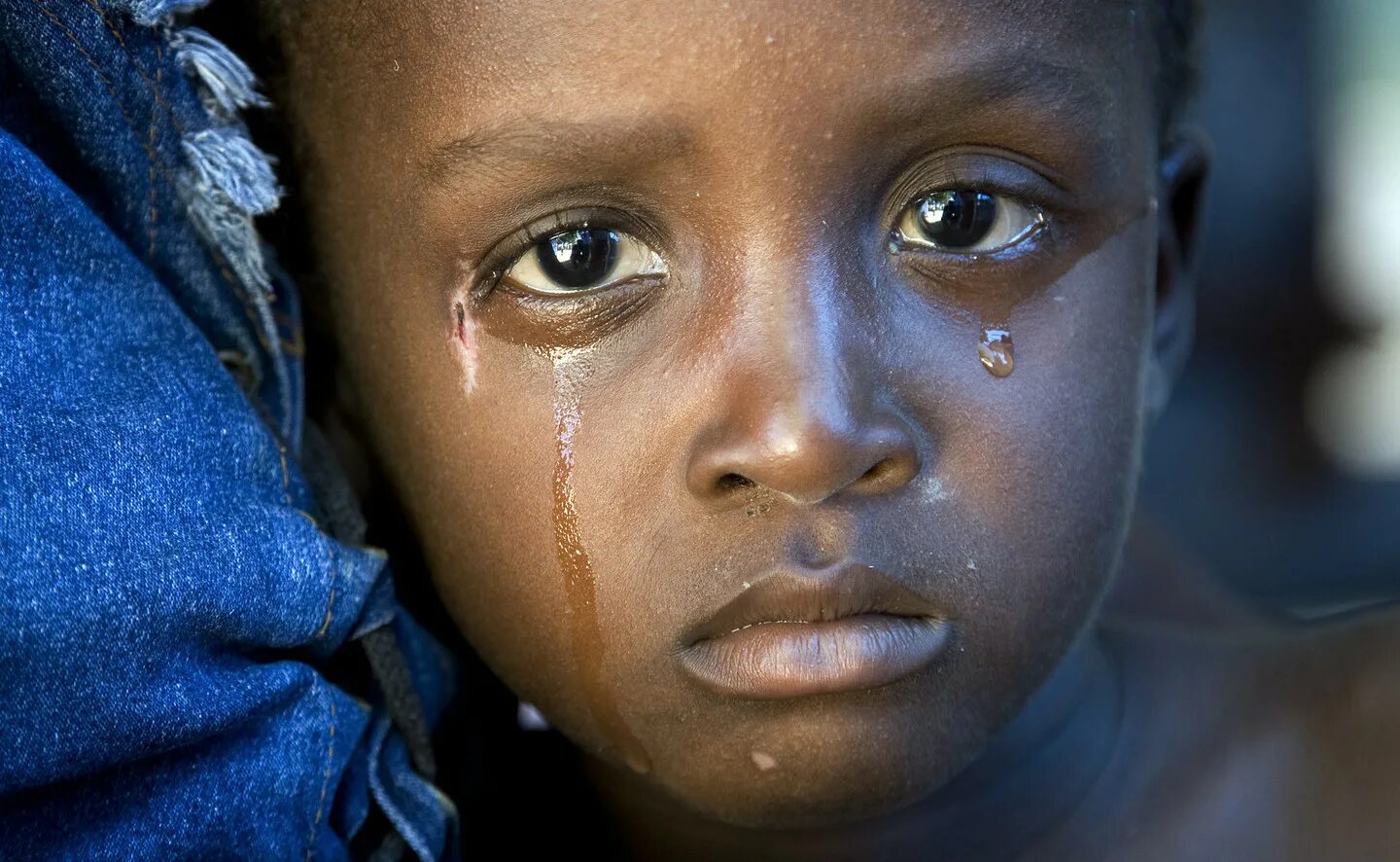 Негритянка плачет. Чернокожий мальчик. Африканский мальчик. Чернокожий младенец. Африканские девочки.