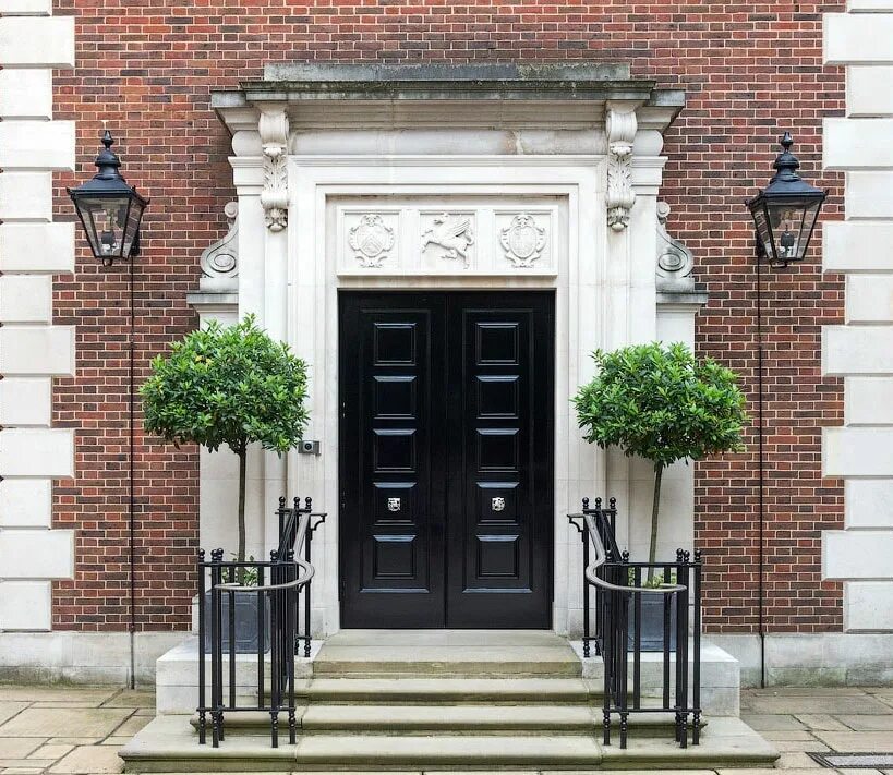 Входные двери в здание. Лондонские входные двери. Входные двери в здание. Парадная дверь в здание. Входная группа из алюминия.