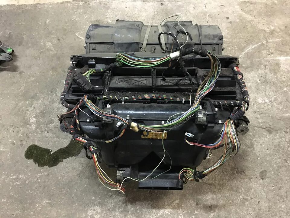 Радиатор печки е38 рест. Печка бмв е32. Трубки печки бмв е38. Радиатор печки е38. Радиатор печки е38.