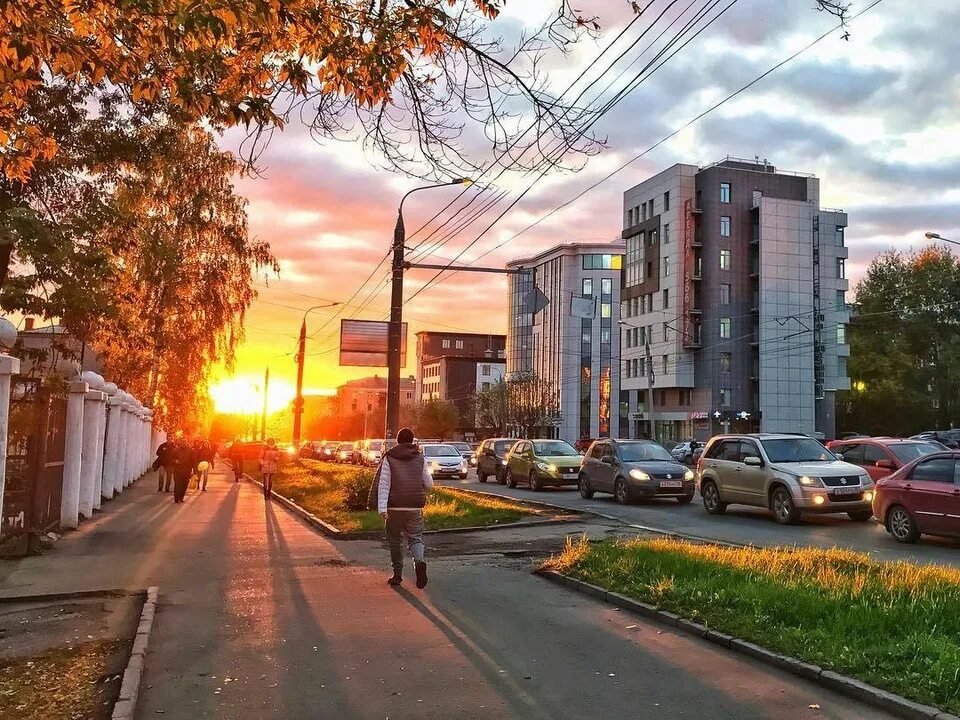 Октябрь ижевска. Осенний Ижевск. Ижевск провинция. Ижевск центр осень. Набережная Ижевска осенью.