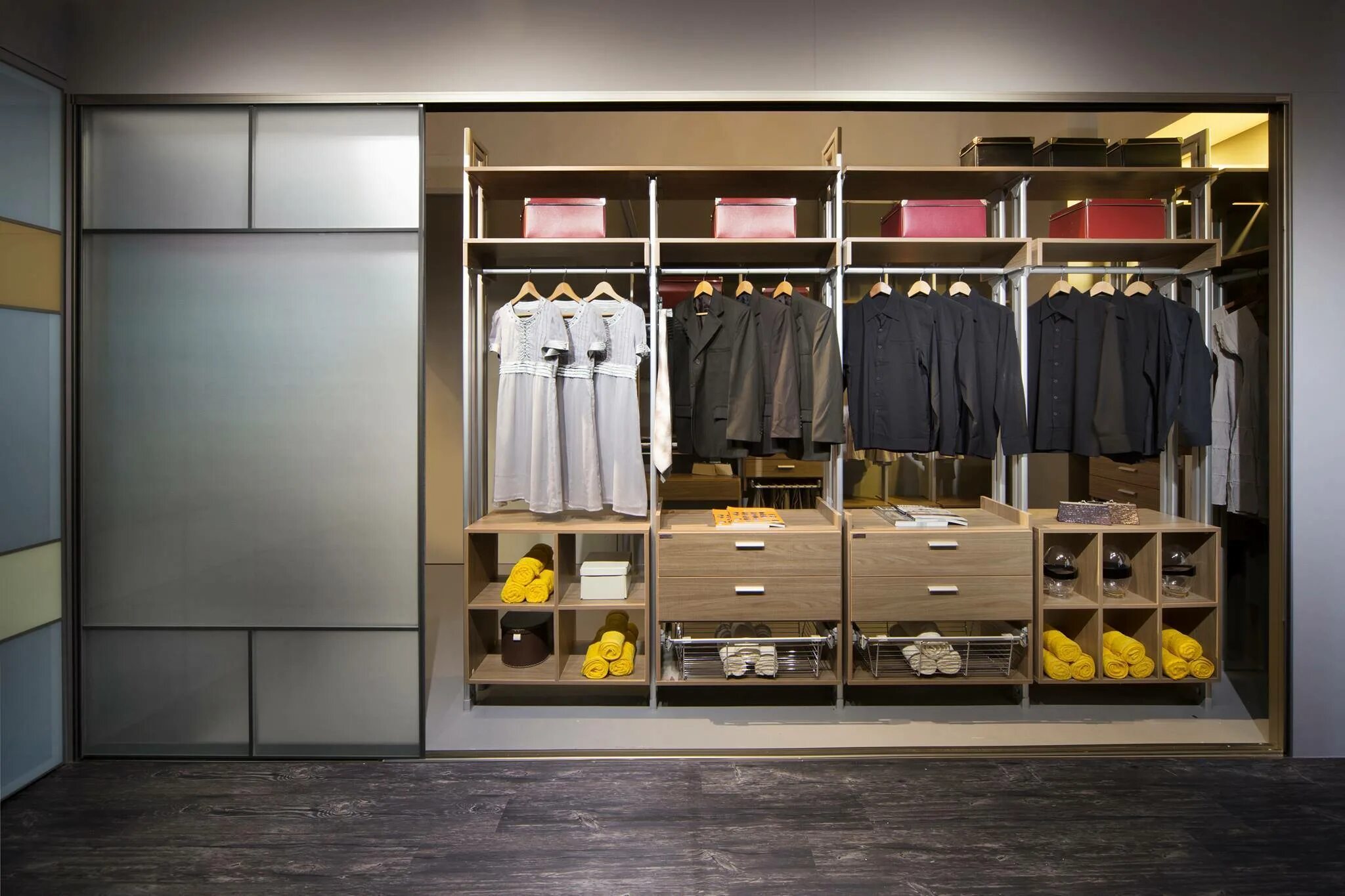 Современная гардеробная в прихожей. Наполнение для гардеробной elfa. Шкаф купе фото идея. Наполнение шкафа купе. Шкаф купе фостер 3.