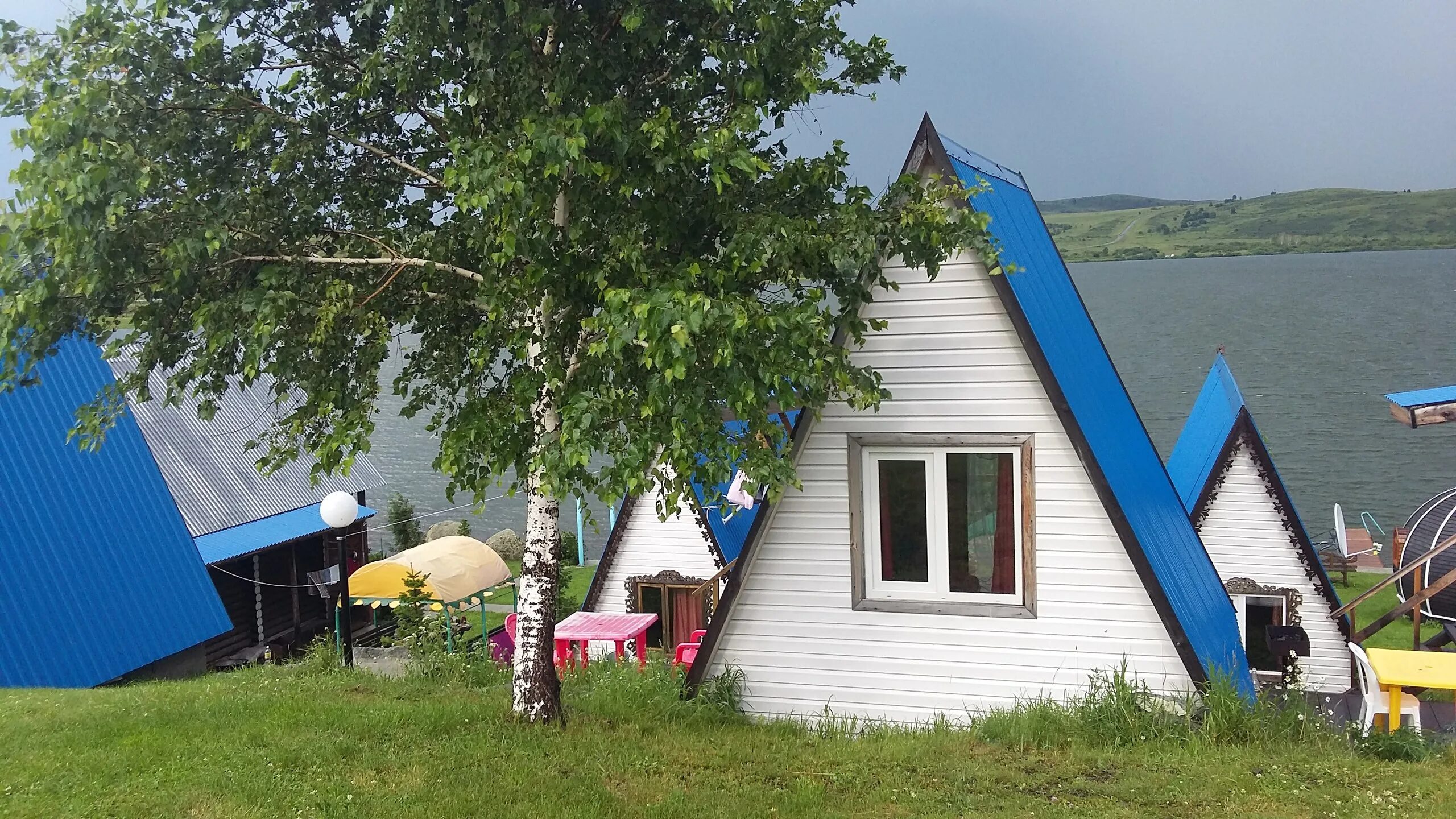 Домики на белом озере. Озеро белое Алтайский край Курьинский район. Турбаза озеро белое Курьинский район Алтайский край. Белое озеро Алтайский край Колывань. Озеро белое Колывань Алтайский край турбаза.