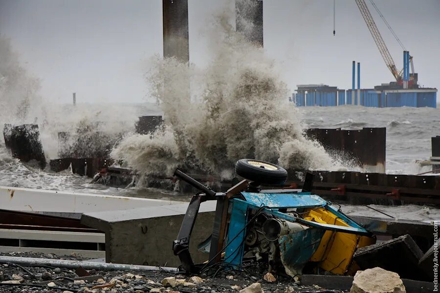 Видео шторма сегодня. Шторм в порту Имеретинский порт. Шторм в Сочи. Мзымта наводнение.