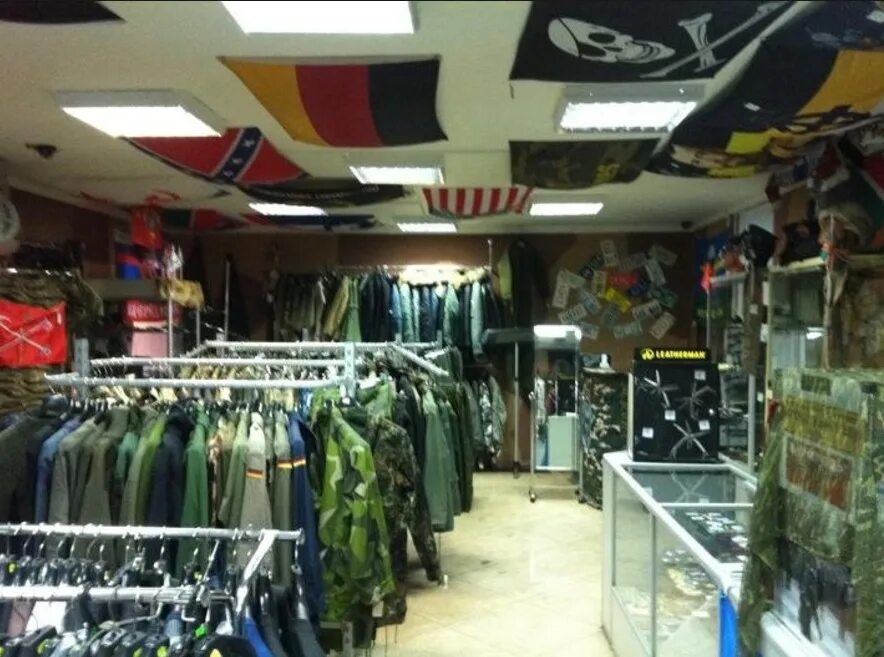 магазин правого шмота. магазин правой одежды. магазин одежды. магазин правой одежды. интерьер магазина одежды.