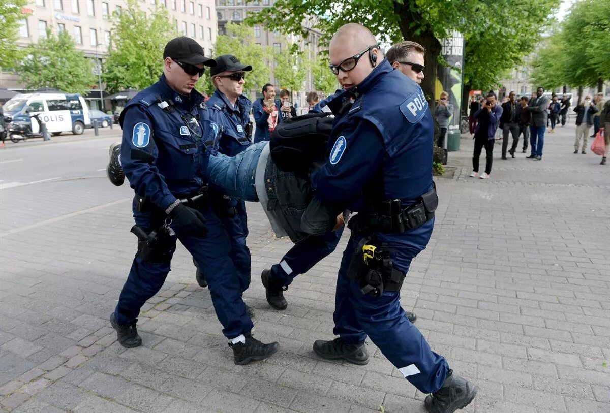 Безопасность финляндии. Полиция Хельсинки. Полиция Финляндии. Финская полиция. Форма полиции Финляндии.