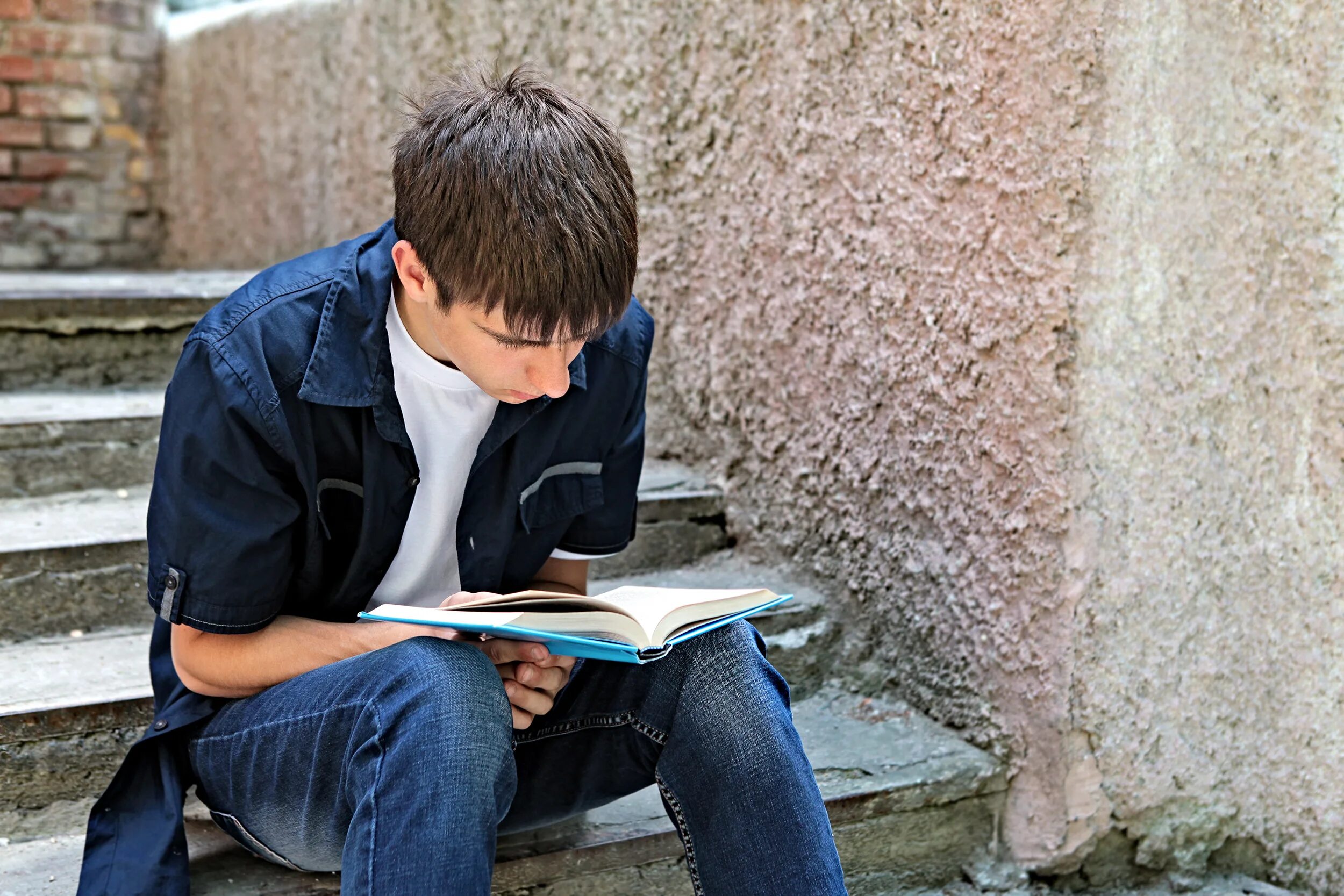 Школьник с книгой. Подросток с книжкой. Чтение подростки. Школьники с книжками. Ребенок ведет дневник