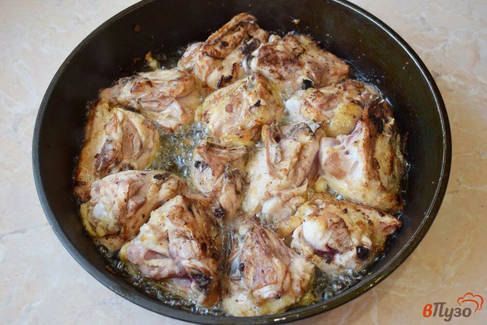 Приготовить кур бедра на сковороде. Курица тушеная с луком. Куриные бедрышки с луком. Куриные бедра тушеные с луком. Бедрышки с луком на сковороде.