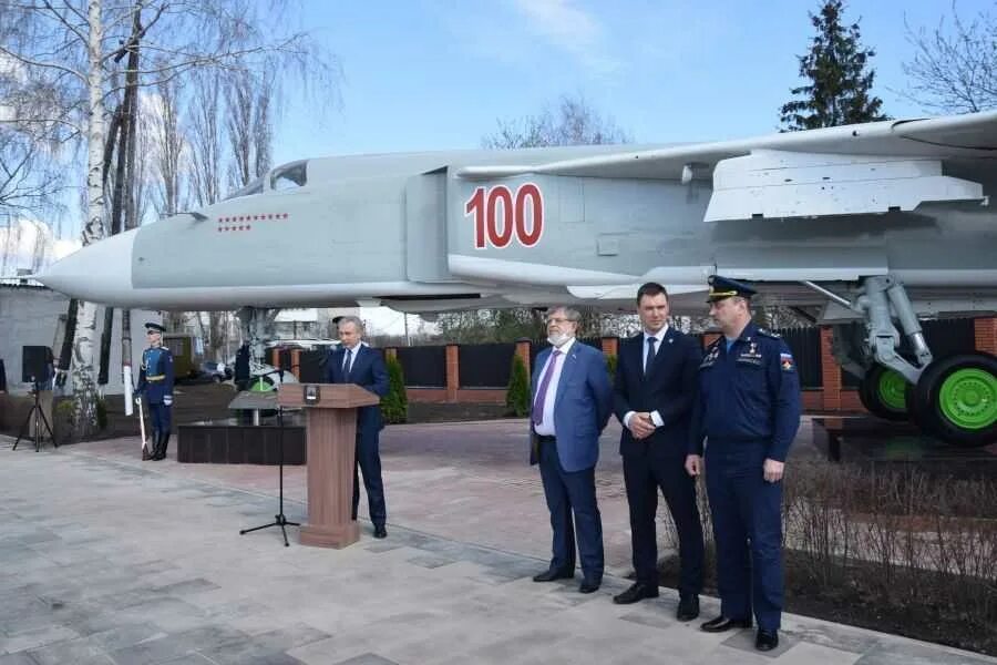 Крылатый воронеж. Памятник Су 24м в новая Усмань. Су-24 памятник. Памятник Су 24 в Воронеже. Новая Усмань памятник су24.