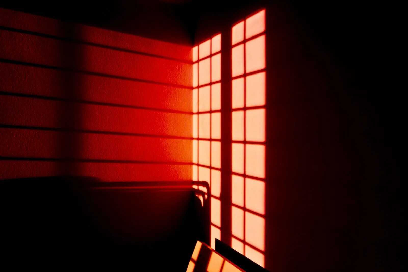 Shadows background. Red Room" красная комната  (1999) ужасы ". Красный свет в комнате. Свет из окна. Свет от жалюзи на стене.