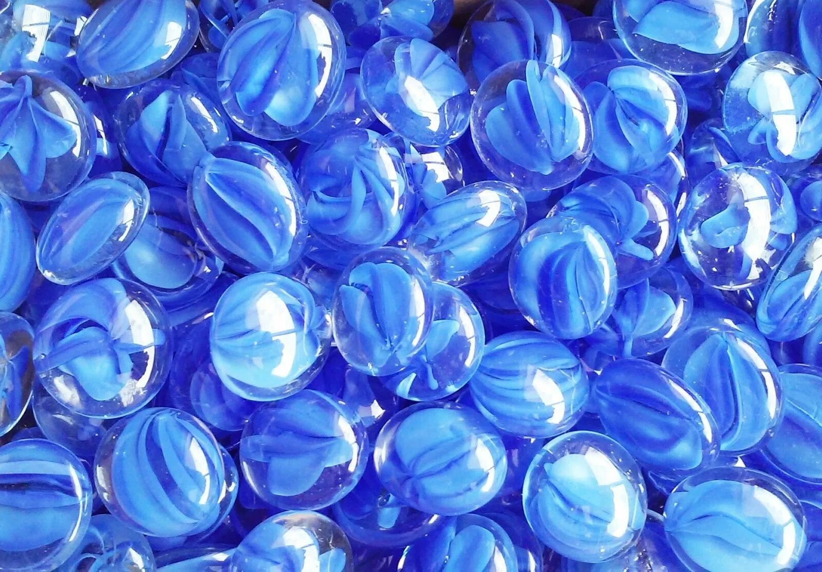 50 стекло. Материал стекло голубое. 100% Синий. Синий глаз стекло. Фон белой ткани с голубыми камешками.