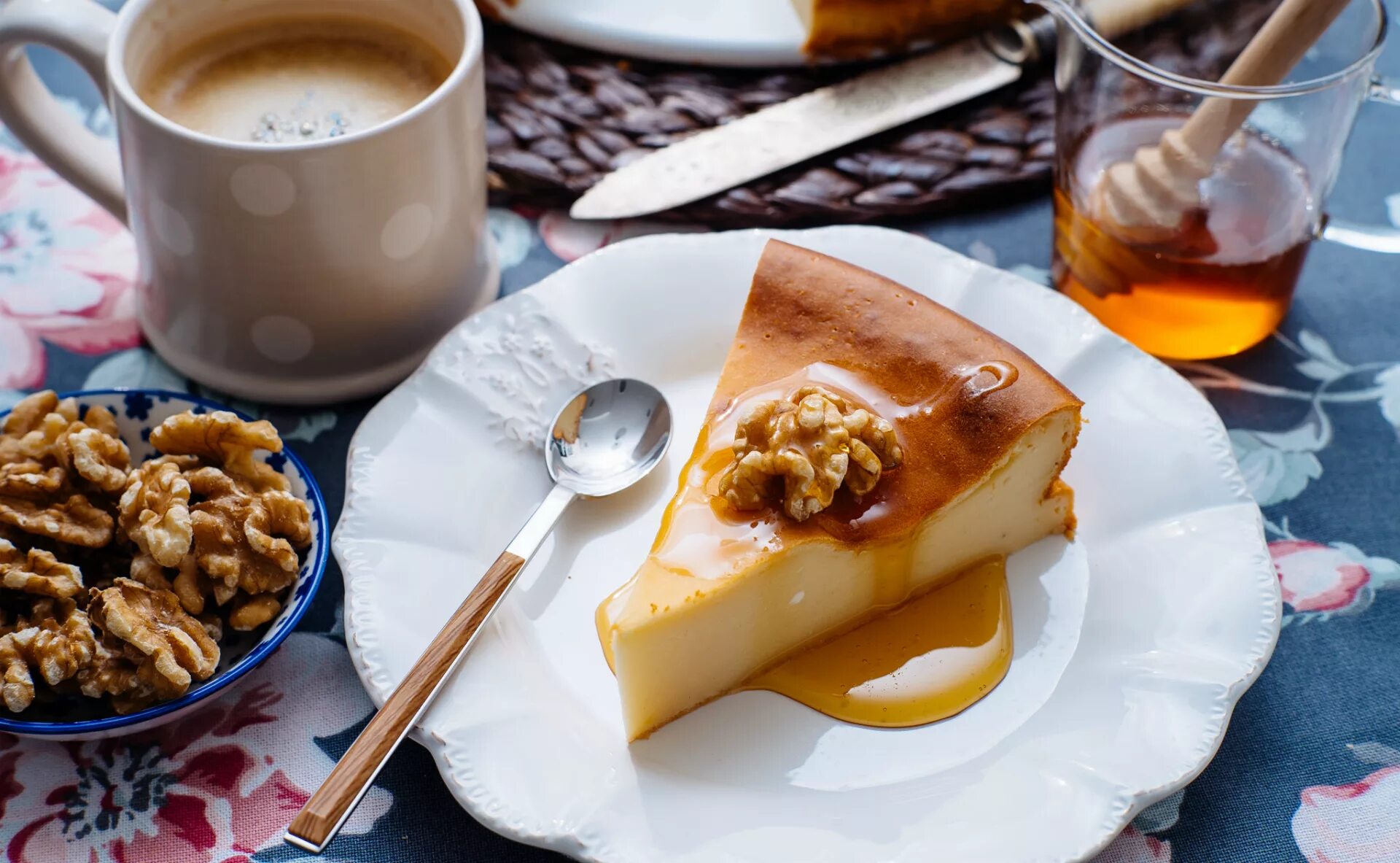 Десерты из меда. Кешкюль турецкий десерт. Кофе и десерт. Вкусный завтрак. Завтрак с медом.