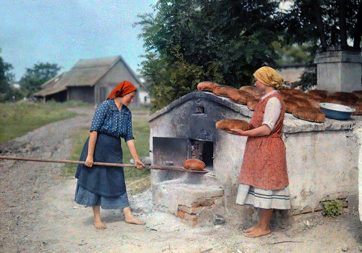 Женщина печет хлеб. Выпечка хлеба в старину. Старинная печь для хлеба. Старая русская печь. Печь в старину.