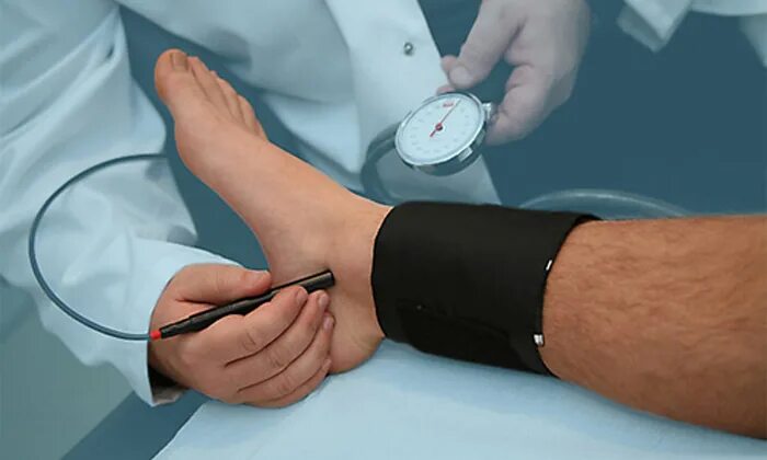 Давление на руке и ноге. Измерение ад на нижних конечностях. Измерение артериального давления на нижних конечностях. Измерение артериального давления на ногах. Артериальное давление на ногах.