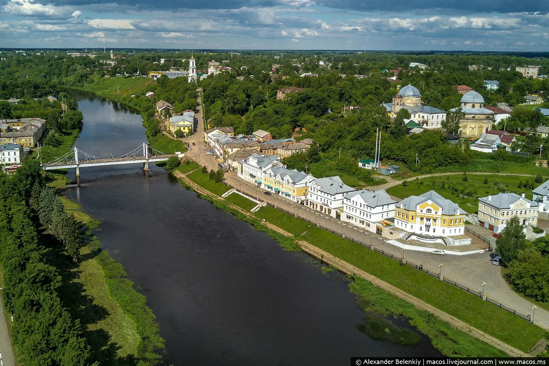 Население города торжок. Торжок Тверская область. Тверецкая набережная Торжок. Торжок набережная Тверцы. Тверская область Торжок Борисоглебский монастырь.