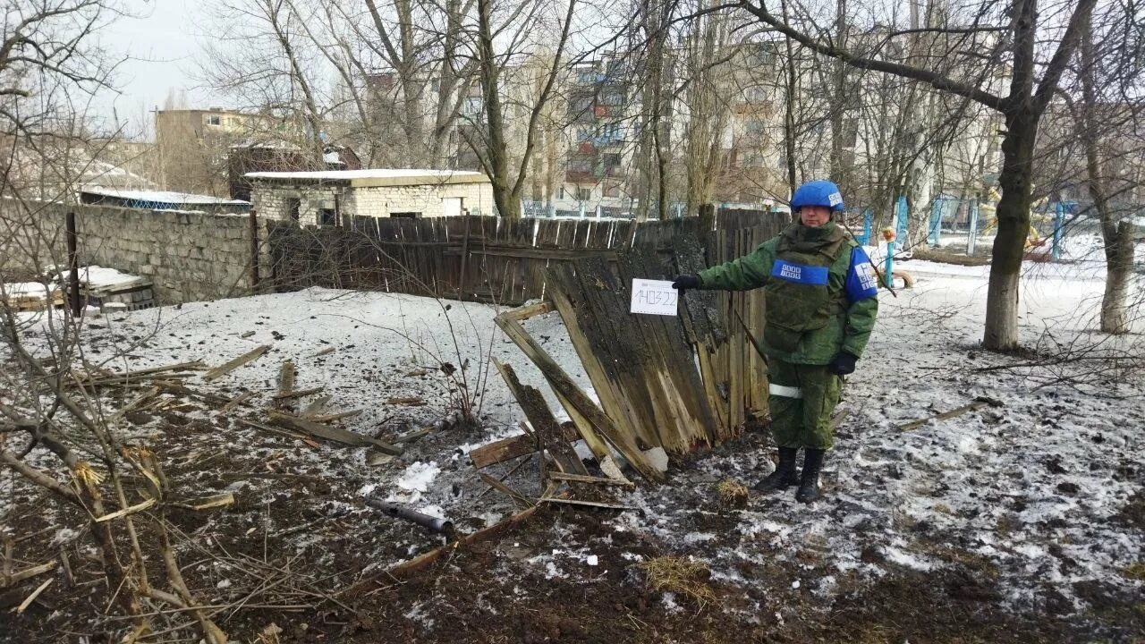 Донецк разрушения. Разрушенный дом в Донецке. ЛНР разрушения.