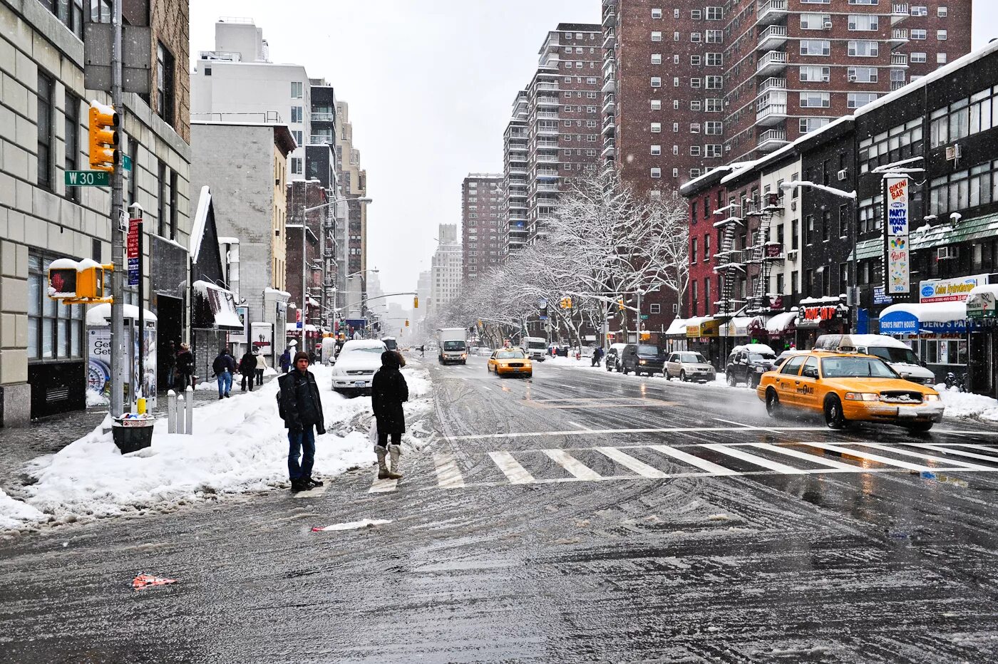 Америка зимнее время. Нью Йорк гетто зима. Нью-Йорк Квинс улицы зимой. Близард Нью Йорк. Нью-Йорк Манхэттен зима.