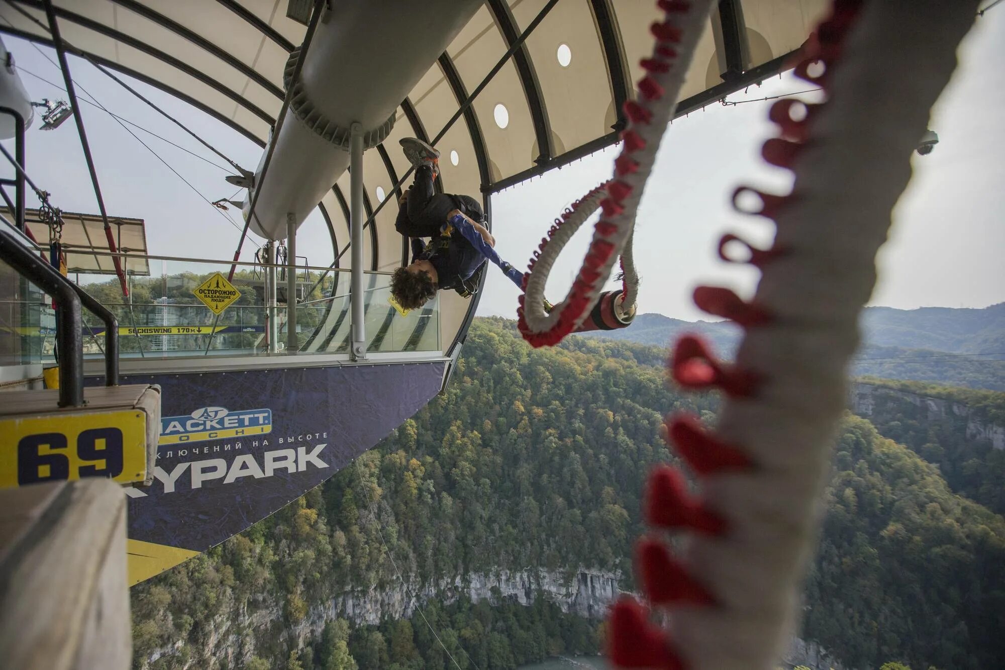 Сочи тарзанка skypark 207 метров. Skypark trail. Скайпарк красная поляна. Скайпарк сочи скалодром. Скайпарк трейл.