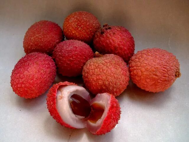 Красные фрукты названия. Фрукты Тайланда личи. Lichi 2. Личи мадагаскарские. Личи Бали.