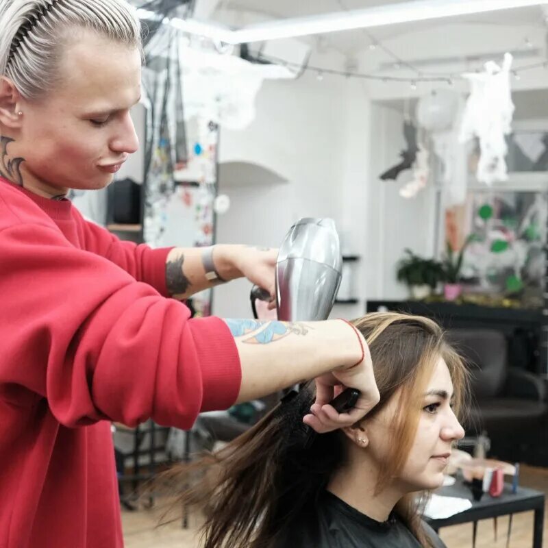 White fox салон красоты. волосы в парикмахерской. фокс студия красоты. вакансии парикмахера в спб. студия красоты.