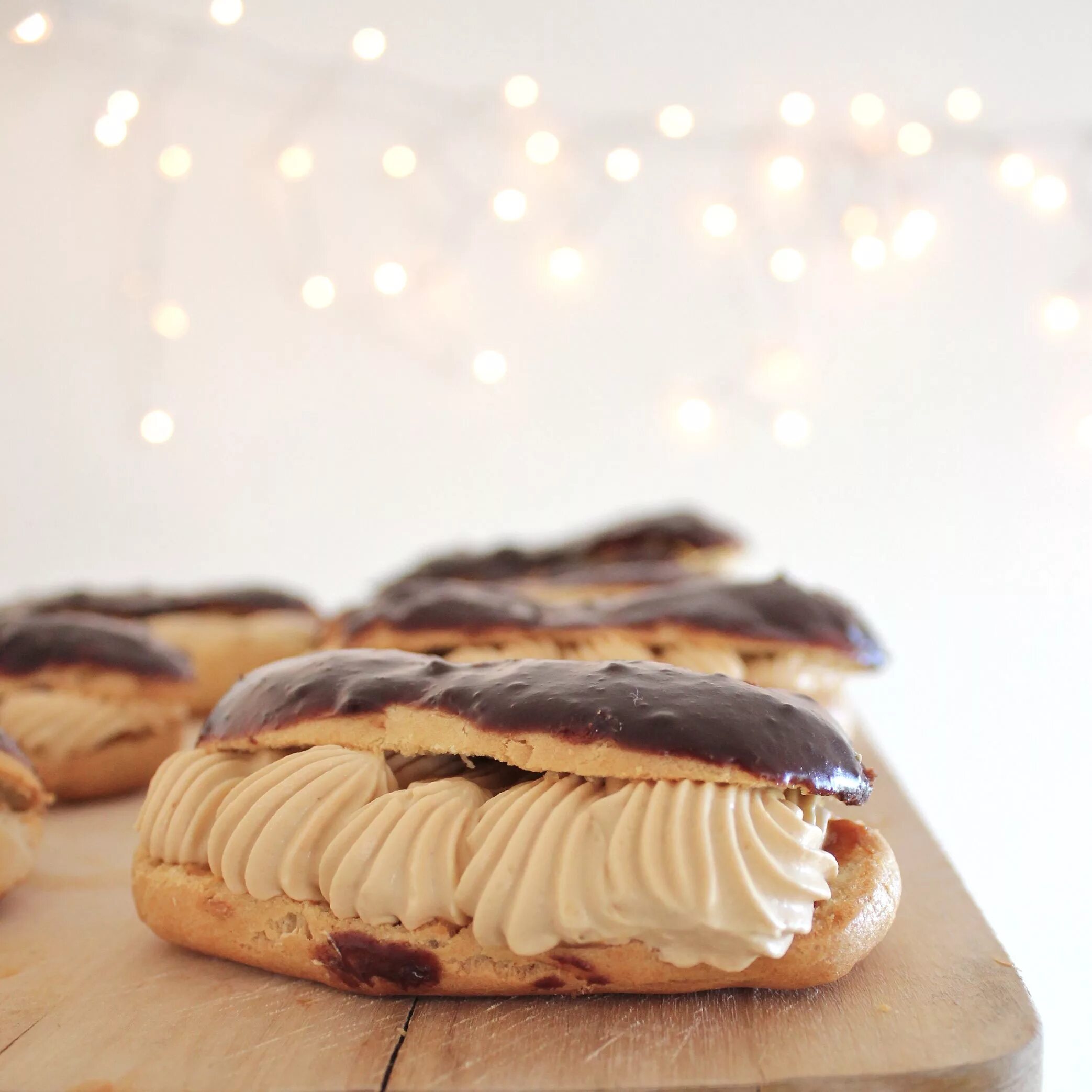 эклеры с белковым кремом. белковые эклеры. белковые эклеры. белый заварной крем. эклеры с белковым кремом.